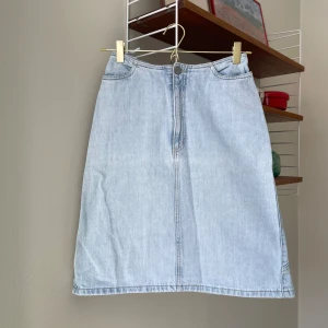 Vintage Jeanskjol  - Vintage jeanskjol i ljus tvätt. Lågmidjad. Strl XS. Fint skick!