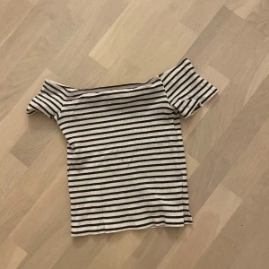 Randig offshoulder topp från H&M - Randig offshoulder topp från H&M