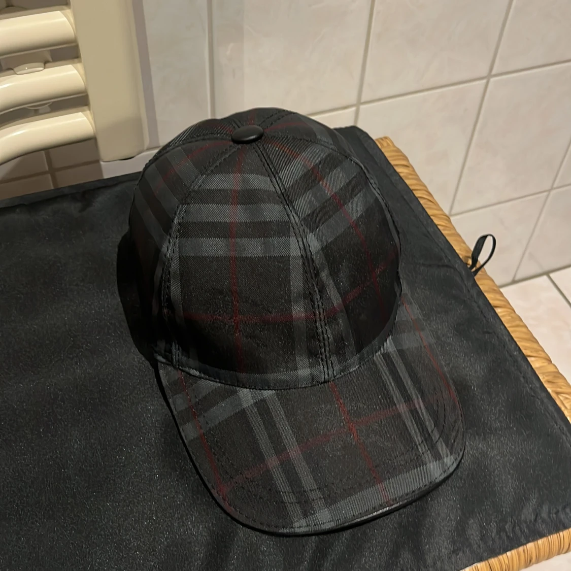 Rutig keps från Burberry i mörkblå 