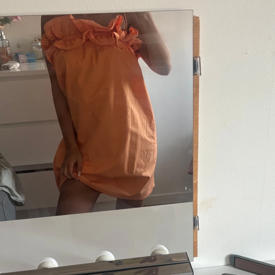 Orange kort klänning med volang - 1