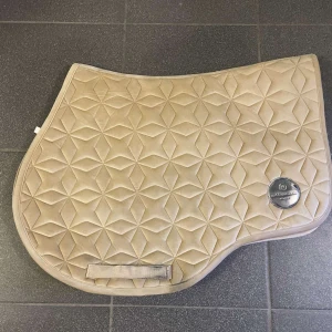 Beige shcabrak - Fint beigt shabrak för dig som vill va stilig när du rider! Ett fint och skönt silkes tyg. 