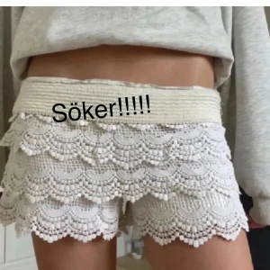Söker Vita virkade spets-shorts - Söker ett par volangshorts i något liknande till denhär bilden i stl 134-140 eller xxs i en smal storlek 