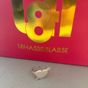 Superfin hjärtring från L8 Hasselblad - Väldigt fin och populär ring från L8Hasselblad i 925 sterling silver, bra skick! Storlek 19 men den är justerbar så passar även lite mindre och större. Nypris: 1100kr, säljer för 500! Säljer även DRÖM-ringen💕