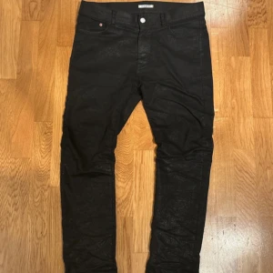 Svarta skinny jeans från Iceberg - Snygga svarta skinny jeans från Iceberg med en  lätt glansig finish.                                                                    ⭐ I mycket bra skick utan några defekter  📏 Storlek: W30  📉 Priset kan diskuteras  💬 Tveka inte att höra av dig om du har frågor      eller vill ha fler bilder  🚚💨 Leverans inom 1–2 dagar