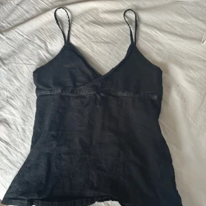 Svart linnetopp med rosett och broderi - Jättesöt vintage topp med pärlor, broderier, en rosett och jättefina detaljer. Använd bara en gång.💕