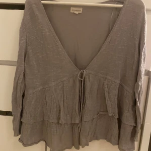 trekvartsärmad kofta - trekvartärmad kofta med volanger!🩶