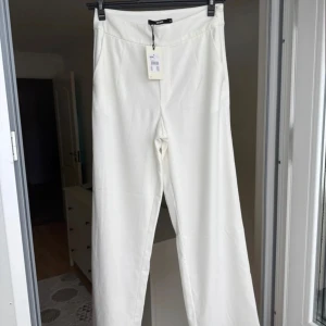Vita vida byxor från Bik Bok - Snygga vita byxor från Bik Bok. Dee har hög midja med raka ben.