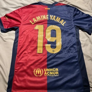 FCB x Cactus Jack - Lamine Yamal - FC Barcelona i samarbete med Cactus Jack. Lamine Yamal på baksidan