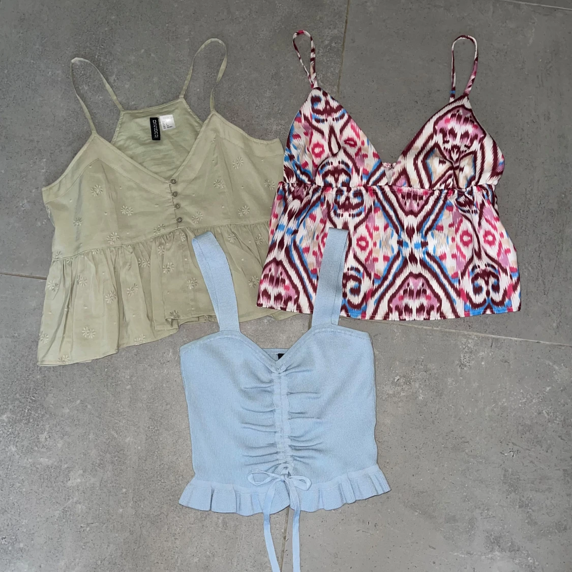 3 somriga toppar i olika stilar