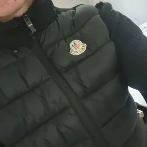 Moncler cardigan - Här har vi en  moncler cardigan I färg hel svart. Stolek är s men passar xs, den är ganska tight i ärmarna men inte för mkt, den är ofta använd med att kragen ligger ner mot axlarna för en stilren look! Och den är gjord från mig/fint sydd