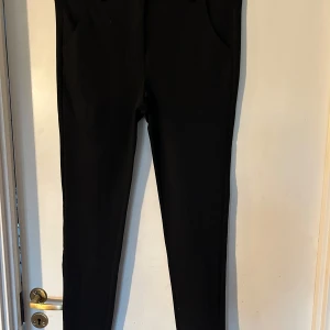 Stretchig finbyxa storlek 42 dam - Helt nya stretchiga jättesköna byxor. Storlek dam 42. Från In Town. Material i viskos, polyamid och spandex. Passar både till vardag och fest. Ordpris 699kr.