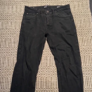 Svarta jeans loose fit - Svarta jeans med klassisk femficksdesign och raka ben. Loose fit W 29 L 32 skick 7/10