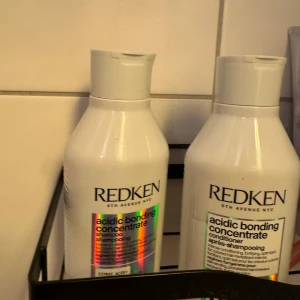 Redken Acidic Bonding Concentrate duo - Redken Acidic Bonding Concentrate schampo och balsam i vita plastflaskor med holografisk etikett. Perfekt för dig som vill stärka och vårda håret med citronsyra. Flaskorna har praktiska snäpplock och rymmer generöst med produkt.