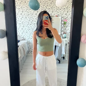 Ljusgrön ribbad croppad linne - Snygg ljusgrön croppad linnetopp med smala dubbla axelband (se bild 2). Toppen är ribbad och har en figurnära passform som ger en fräsch och trendig look.😀Vid intresse eller frågor, skriv privat💕 