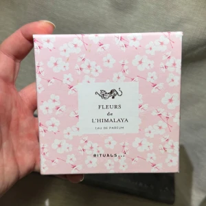 Ny! Rituals Fleurs de L'Himalaya parfym - Helt ny! Söt parfym från Rituals, Fleurs de L'Himalaya, i en ljusrosa kartong med vita och rosa blommor. Förpackningen är i papp och rymmer 10 ml eau de parfum. Doften har en fräsch och blommig känsla, inspirerad av Himalayas blomsterprakt.