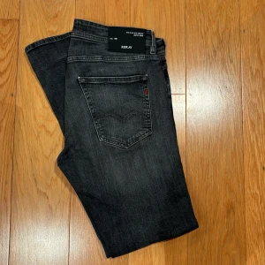 Replay Jeans - Ett par replay jeans i en asfet färg enligt mig. De är storlek w33 och l32. Pris kan diskuteras, hör av er om ev frågor!!