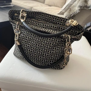 Svart/beige Tommy Hilfiger Handväska - Fint skick! Nypris: Ca 2000 kr Slutsåld modell