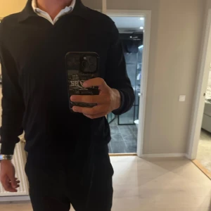 Mörkblå Massimo dutti tröja - Mörkblå Massimo dutti tröja. Använd fåtal gånger. Storlek L/M nypris 1400kr mitt pris 400kr