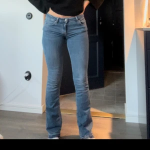 Jeans från zara - Skitsnygga bootcut jeans från zara! Sprättat upp de där nere men går att sy upp!💗har inga mått! 