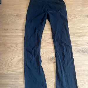 Lågmidjade yoga pants - Säljer ett par super fina yoga byxor från Nelly som är jääätte lågmidjade💞 Storlek S 💞 Köpt för ungefär 250💞