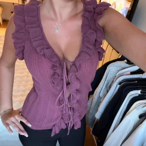 Vinröd  volangtopp från Zara - Trendig topp från Zara med volanger längs axlar och urringning. Väldigt bekväm och är figursydd så sitter väldigt snyggt på kroppen.