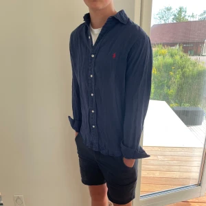 Polo Ralph lauren linneskjorta  - Säljer nu denna Polo Ralph lauren linneskjorta, mycket bra skick bortsett från att ena knappen på kragen ej finns kvar, skriv för fler bilder/frågor🙌🏼