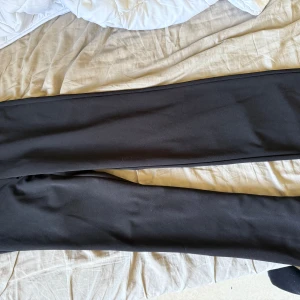 Svarta kostymbyxor från ONLY - Snygga svarta kostymbyxor från ONLY tailoring i storlek S/32. Byxorna har en klassisk rak passform och är perfekta för en clean och stilren look. Materialet känns mjukt och följsamt, vilket gör dem bekväma att bära hela dagen.