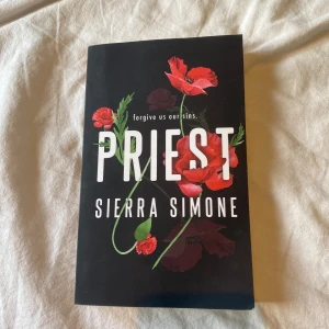 Priest  - En bok av Sierra Simone. Har läst något kapitel med annars har den bara stått på bokhyllan så den är lite dammig, skulle säga den är intressant och sensuell men inte riktigt min smak.