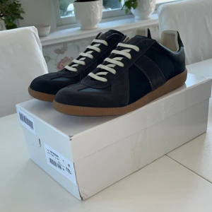 Maison margiela gats - Färg: svart Storlek: 43 Skick: helt nya Jag har kvittot och har aldrig använt dem, de har bara stått. Skriv till mig om du har några frågor🙂👍  Nytt pris: ca 6000kr Mitt pris: 3000kr