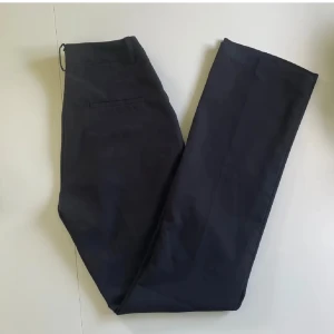 Kostymbyxor från Bikbok - Säljer svarta kostymbyxor från Bikbok i storlek 36. Modellen heter Vilma. Oanvända och har lappen kvar. Mid- / highwaist, raka ben men lite utsvängda nertill, pressveck och har fickor fram och detalj fickor bak (se bild 2), knäppningen vid midjan syns på bild 3. Köparen betalar frakten!