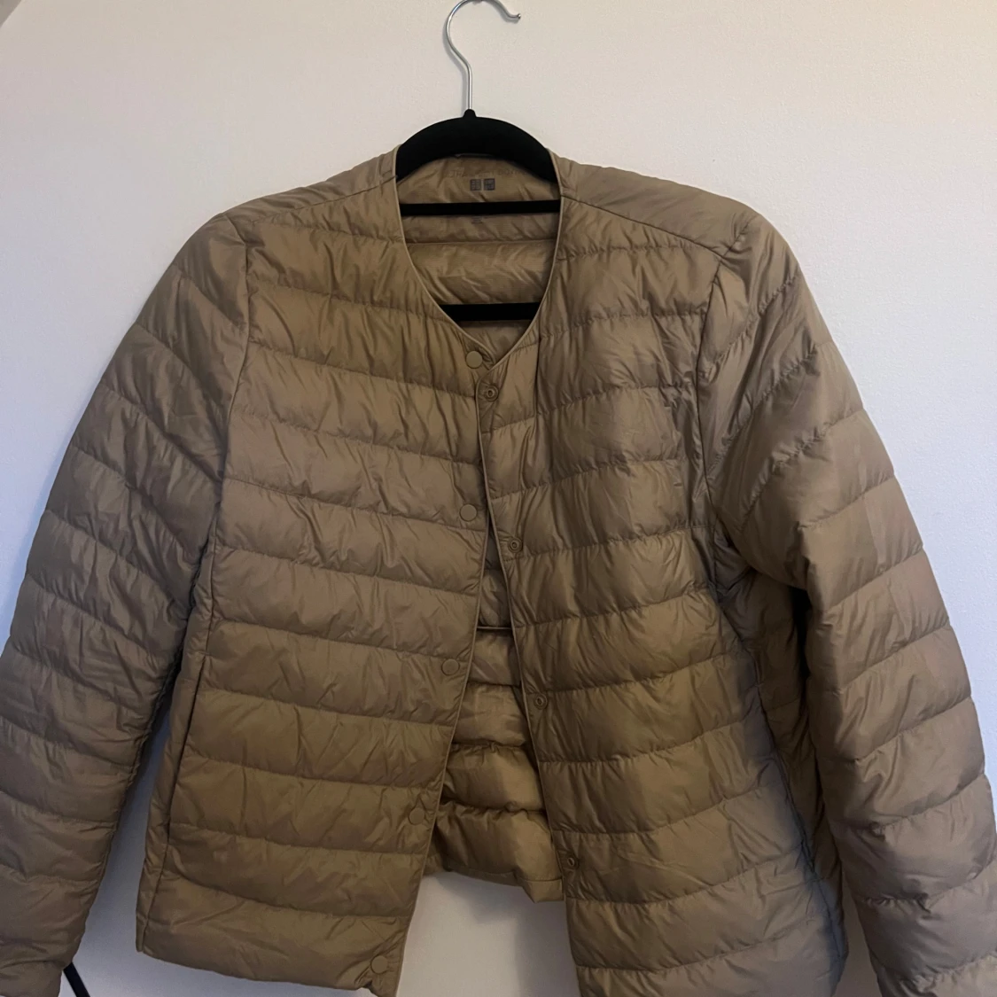 Beige dunjacka från Uniqlo - 1