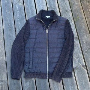 Navy cardigan  - En supersnygg marinblå cardigan från märket reiss! Denna modell är slutsålt så går inte att få tag på och är därmed hyfsat unik! Size S! Skick 8/10. Hör av dig vid minsta fundering 🤩