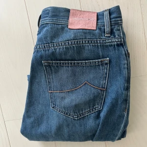 Blåa Jacob Cohen jeans - Tja, säljer nu mina blåa Jacob Cohen jeans. Modellen är kendall som är baggy och storleken är 28. Dom har inga defekter. Skriv vid minsta fundering.