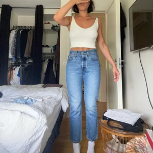 Levis crop 501 - Oanvända levis i orginal modell crop midja 25 längd 28