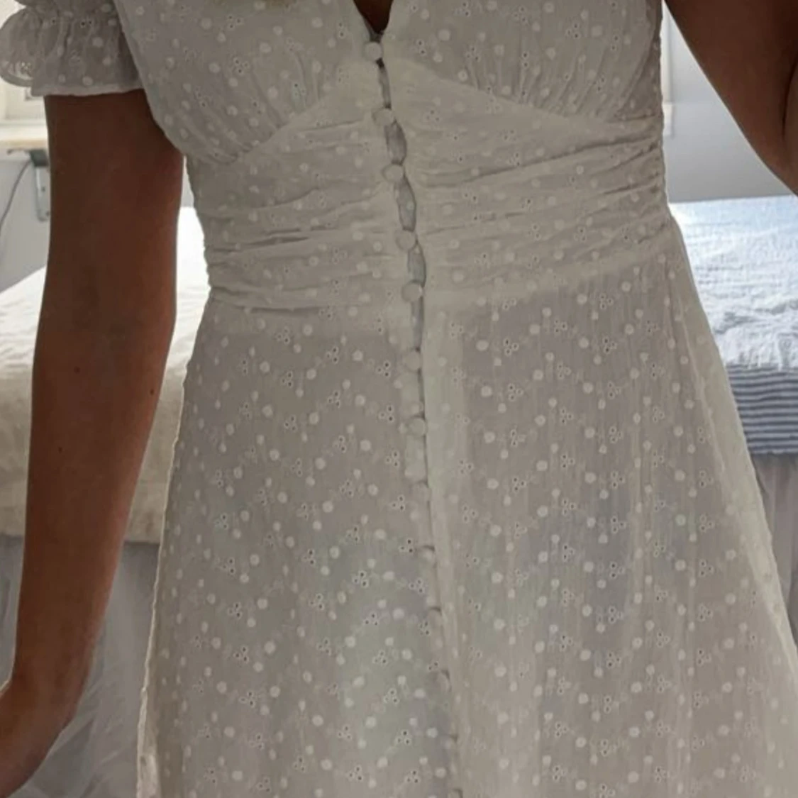 Vit kortklänning med broderade detaljer - 2