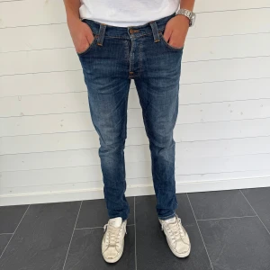 Nudie Jeans Grim Tim - Säljer ett par Nudie Jeans Grim Tim i storlek W32 L32. Jeansen har en väldigt snygg tvätt och passar till allt!