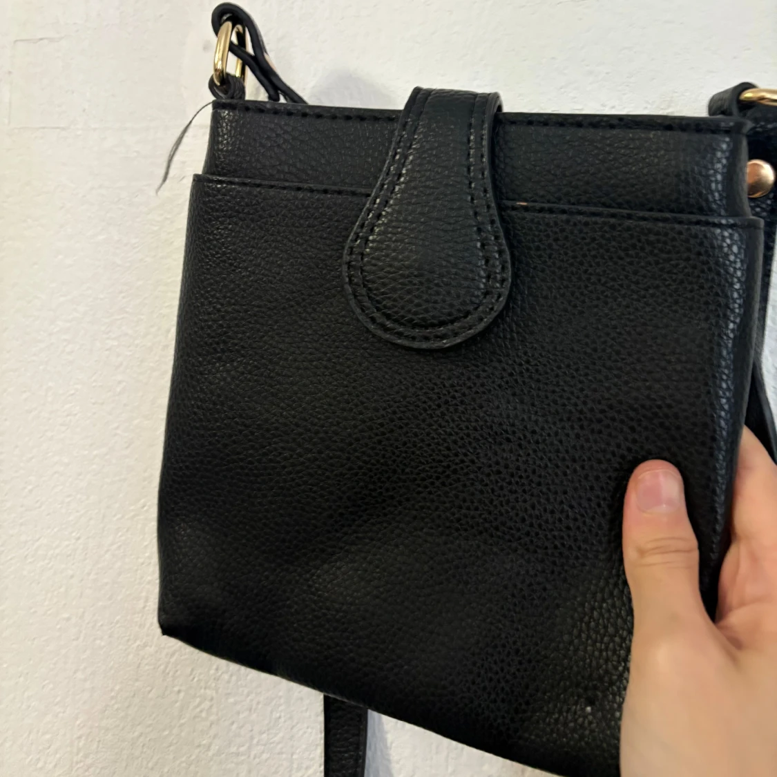 Svart axelväska i skinn med gulddetalj - 2