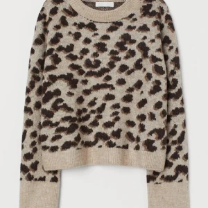 leopard kofta - så snygg och trendig leopard kofta från hm. har ingen lapp men skulle chansa på storlek xs-s. noppig pga användning men kan tas bort med en noppbortagare enkelt. ❤️