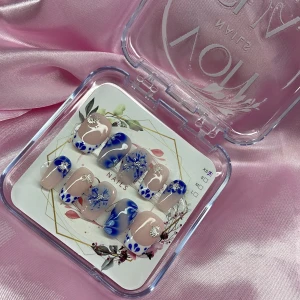 BlueFluer (XS);Short Coffin - Snygga gelé press-on naglar i nude och blått med trendiga blom-mönster, blommor och silvriga detaljer. Mix av fransk design, handmålade blommor och metallic dekorationer. Kommer i XS: 14 mm, 11 mm, 11,5 mm, 10 mm, 8 mm 