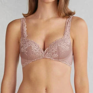 Intimissimi bh rosa spets - (Obs färgen är mer rosa i verkligheten, som den första bilden) Supersnygg rosa bh från Intimissimi med vackra spetsdetaljer och blommigt mönster över kuporna och axelbanden. Mjukt material och justerbara axelband för perfekt passform. Perfekt för dig som gillar romantiska och feminina vibes. Storlek 75D men skulle den är mindre i storleken så skulle säga att den passar någon som är 75C/80B. ENDAST TESTAD 2 GÅNGER, ALDRIG ANVÄND💞💞