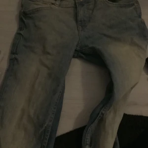 Ljusblå raka jeans - Säljer ett par ljusblå jeans med klassisk rak passform. Jeansen har fem fickor, bälteshällor och dragkedjegylf. Perfekta för en avslappnad stil och funkar till det mesta.