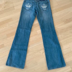 Victoria Beckham jeans - Snygga blå jeans från Victoria Beckham, storlek W27, midjemått=37, innebenslängden=84, grenmåttet=18, skriv privat för fler bilder💕Pris går alltid att diskuteras