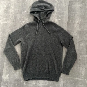 Kashmir merino Hoodie - Säljer denna kashmir och merino hoodie i fin grå färg, storlek s 