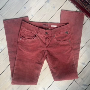 Bootcut Manchester replay jeans - Storlek 28, säljer då de är för små, helt nya med lapp kvar. Lågmidjade och bootcut. Midjemått 37, Innerbenslängd 79, mer smuts rosa i verkligheten 