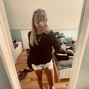 Svart långärmad tröja & Other Stories - Svart långärmad tröja från & Other Stories. Lite tunnare och genomskinlig. Bra skick, använd få gånger. Skriv för frågor eller fler bilden, tryck gärna köp nu😌