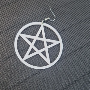 Stor vit pentagram-örhänge - Coolt örhänge i vit plast med en stor pentagramformad design. Cirka 6 cm i diameter. OBS! endast ETT örhänge! Mycket lätt och bekvämt att ha på sig.