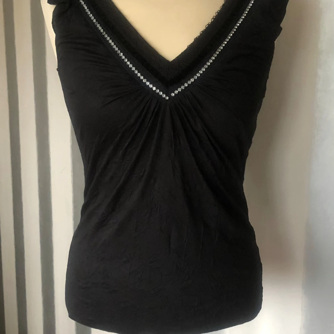 Svart topp med strass från ONLY