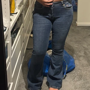 Blå bootcut jeans från GinaTricot - Snygga blå bootcut jeans från Gina i storlek 38. 