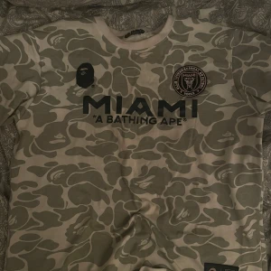BAPE x Inter Miami camo t-shirt - Snygg t-shirt från BAPE i samarbete med Inter Miami. Den är använd ett fåtal gånger, Nypris över 3000 kr. Storlek M🤍
