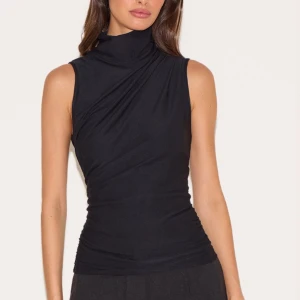 Svart topp - Super fin svart tröja som formar kroppen super snyggt, hög krage ! Ny med prislapp! 🩷💕storlek 10 vilket motsvarar M/38